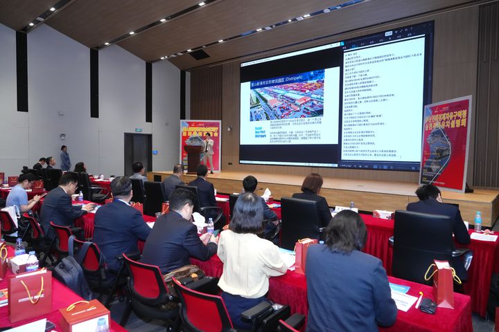 [부산=뉴시스] 지난달 31일 중국 공상은행 선전지점 컨퍼런스홀에서 김현명 부산항만공사 과장이 중국 첨단 제조 및 물류기업 관계자들을 대상으로 부산항 배후단지의 우수한 입지를 소개하고 있다. (사진=부산항만공사 제공) 2026.04.01. photo@newsis.com *재판매 및 DB 금지