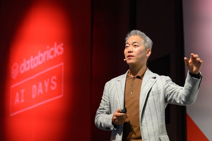 강형준 데이터브릭스 코리아 대표 겸 지사장이 1일 열린 'AI 데이즈 서울'에서 사업 전략을 발표하고 있다. (사진=데이터브릭스 코리아 제공) *재판매 및 DB 금지