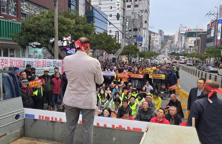 [거제=뉴시스] 신정철 기자= 거제경찰서 이전반대 주민대책위원회(위원장 배호명)는 1일 오전 거제시 옥포동 중앙사거리에서 거제경찰서 '옥포 외 이전 강력 반대 및 현 부지 재건축 촉구' 범시민 궐기대회를 가졌다. 사진은 범시민 궐기대회 모습.(사진=주민대책위원회 제공).2026.04.01. photo@newsis.com *재판매 및 DB 금지