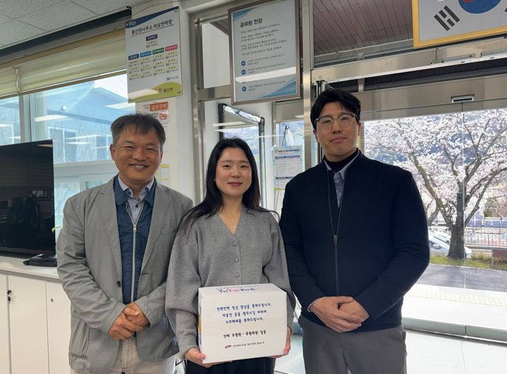 [합천=뉴시스] 공무원노조 합천군 지부, 새내기 공무원 떡 전달 (사진=합천군 제공) 2026. 04. 01. photo@newsis.com *재판매 및 DB 금지