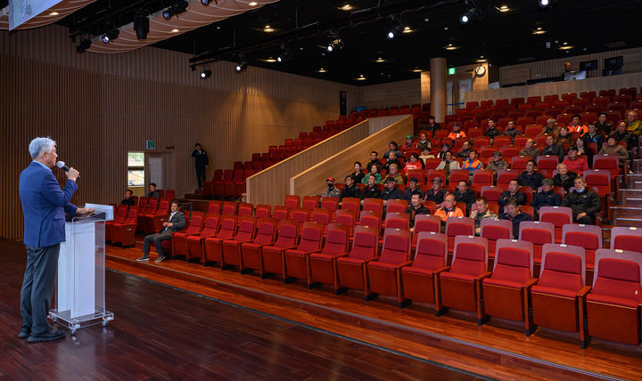 [정선=뉴시스] 1일 강원 정선군 문화예술회관에서 최승준 정선군수가 올해 공공 산림가꾸기 사업 참여자들을 대상으로 발대식에 이어 안전교육을 진행하고 있다. (사진=정선군 제공) 2026.04.01. photo@newsis.com *재판매 및 DB 금지