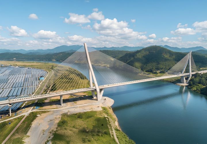 [서울=뉴시스] 의령낙동대교. (사진=쌍용건설 제공) 2026.04.01. photo@newsis.com *재판매 및 DB 금지