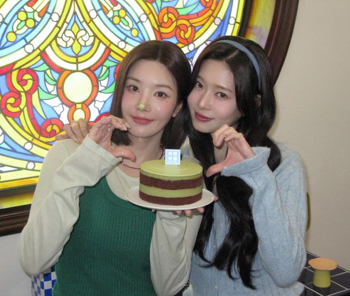 파리바게뜨가 자사 건강 베이커리 브랜드 '파란라벨(PARAN LABEL)'의 모델로 가수 권은비와 배우 김민주를 발탁했다 *재판매 및 DB 금지