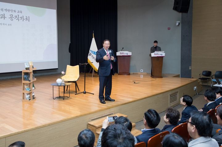 [세종=뉴시스] 4월 직원소통의날에서 이야기하는 최민호 세종시장.(사진=세종시). 2026.04.01. photo@newsis.com. *재판매 및 DB 금지