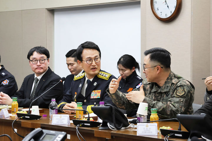 [세종=뉴시스] 김승룡 소방청장, 국군의무사령관을 비롯한 관계자들이 중증응급환자 대응체계 강화를 위한 논의를 진행 중이다 *재판매 및 DB 금지