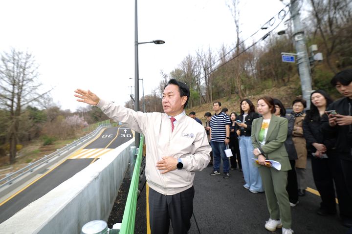[뉴시스] 1일 서대문구 금화터널 상부에서 프레스투어를 진행 중인 이성헌 서대문구청장. (사진=서대문구 제공) 2026.4.1 *재판매 및 DB 금지