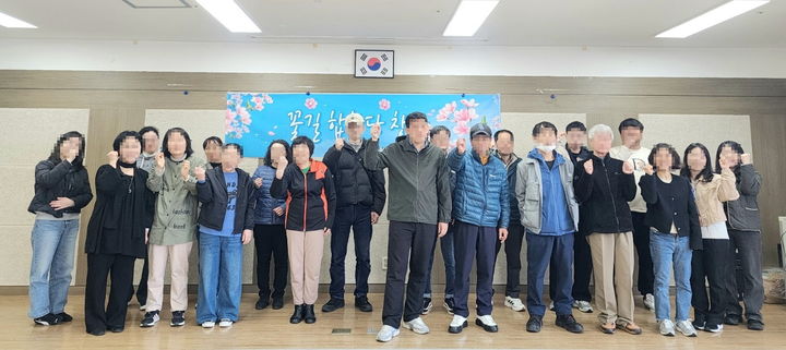 [거제=뉴시스] 신정철 기자= 거제시정신건강복지센터는 지난 31일. 정신질환자의 사회적 고립 완화와 정서적 안정을 돕기 위해 주간재활프로그램 참여자들로 구성된 '꽃길합창단' 창단식을 개최했다.(사진=거제시 제공).2026.04.01. photo@newsis.com *재판매 및 DB 금지