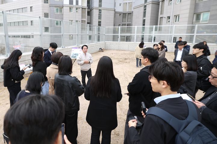 [뉴시스] 1일 서대문구 북아현 과선교에서 프레스투어를 진행 중인 이성헌 서대문구청장. (사진=서대문구 제공) 2026.4.1 *재판매 및 DB 금지