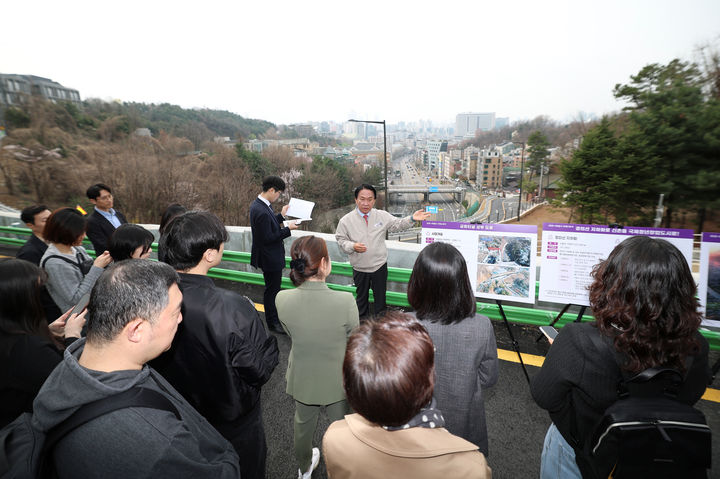 [뉴시스] 1일 서대문구 금화터널 상부에서 프레스투어를 진행 중인 이성헌 서대문구청장. (사진=서대문구 제공) 2026.4.1 *재판매 및 DB 금지