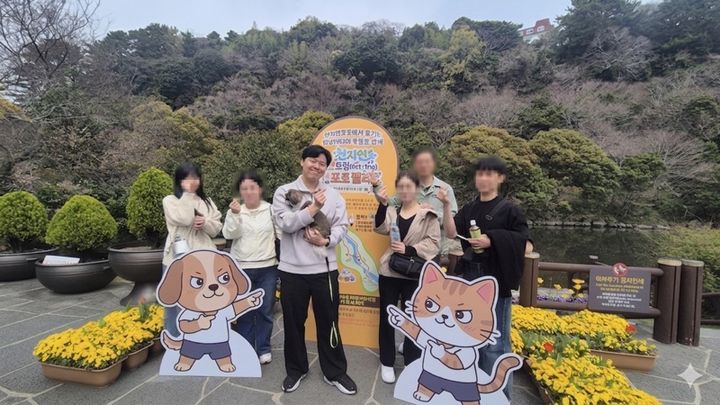 [서귀포=뉴시스] 서귀포시 천지연 펫트립 포토랠리 이벤트 참여 모습. (사진=서귀포시 제공) 2026.04.01. photo@newsis.com *재판매 및 DB 금지