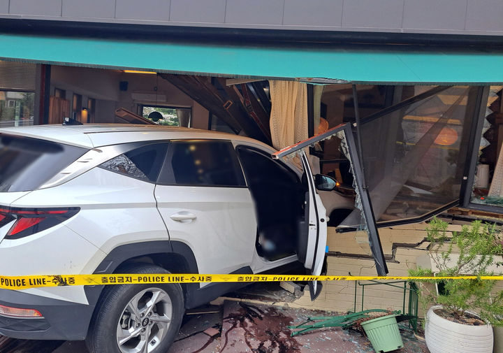 [부산=뉴시스] 1일 부산 부산진구의 한 도로에서 상가건물로 돌진한 SUV차량 모습. (사진=부산경찰청 제공) 2026.04.01. photo@newsis.com&nbsp; *재판매 및 DB 금지