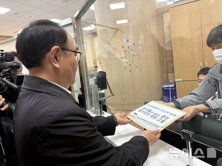 [서울=뉴시스]신유림 기자=10·29 이태원 참사 진상규명과 재발방지를 위한 특별조사위원회(특조위) 유재형 조사2국 과장이 1일 오후 2시 서울 서대문구 경찰청 민원실을 찾아 청문회에 불출석한 윤석열 전 대통령에 대한 고발장을 접수하고 있다. 2026.04.01. spicy@newsis.com