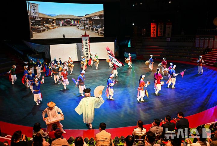 [안성=뉴시스] 안성시립 남사당바우덕이 풍물단 상설공연 모습(사진=안성시 제공) 2026.04.01.photo@newsis.com 