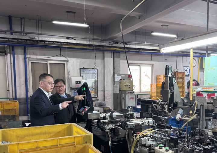 정진완 우리은행장(왼쪽)이 국내 중소기업을 방문해 생산 현장에 대해 관계자로부터 설명을 듣고 있다. (사진=우리은행 제공) *재판매 및 DB 금지