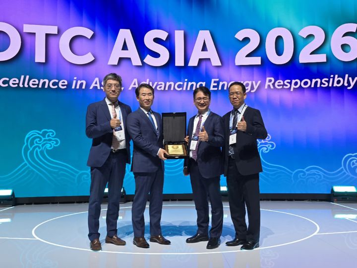 [거제=뉴시스] 신정철 기자= 삼성중공업이 지난 31일(현지시간) 말레이시아 쿠알라룸푸르 컨벤션센터에서 열린 '국제해양기술 산업 컨퍼런스 ASIA 2026'에서 천연가스 액화시스템 'SENSE LNG'가 특별상을 수상했다고 1일 밝혔다. 사진은 안영규 삼성중공업 기술개발본부 본부장(가운데 왼쪽)과 이병선 삼성중공업 해양영업팀 팀장(가운데 오른쪽) 등 삼성중공업 관계자들이 특별상 수상 기념 사진을 촬영하고 있다.(사진=삼성중공업 제공).2026.04.01. photo@newsis.com *재판매 및 DB 금지