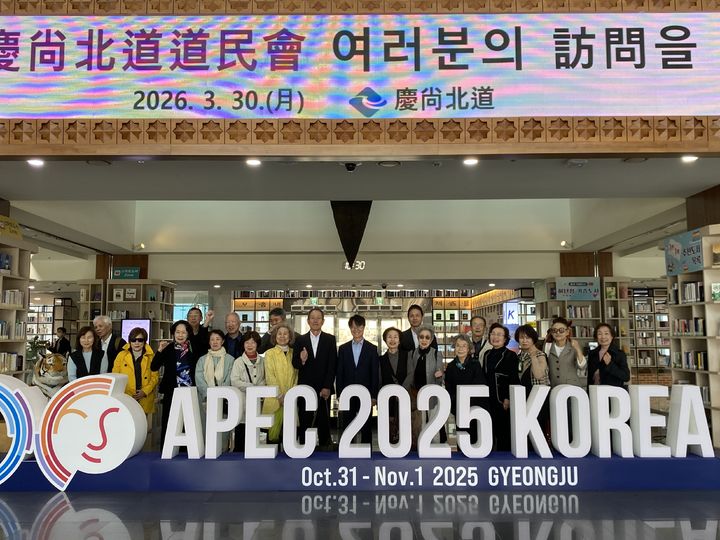 [안동=뉴시스] 오사카도민회원 20명이 지난달 30일 경북도청을 방문해 기념사진을 찍고 있다. (사진=경북도 제공) 2026.04.01. photo@newsis.com *재판매 및 DB 금지