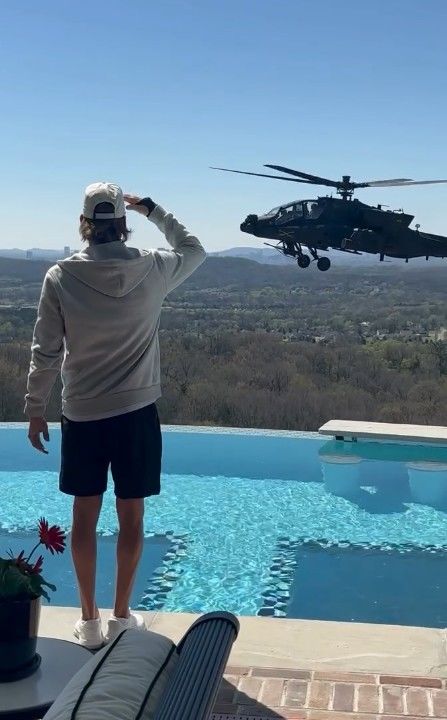 [서울=뉴시스] 훈련 중이던 미 육군 헬기가 유명 가수 키드 록의 자택 수영장 앞에서 제자리 비행을 하고 있다. (사진=인스타그램 캡처) *재판매 및 DB 금지