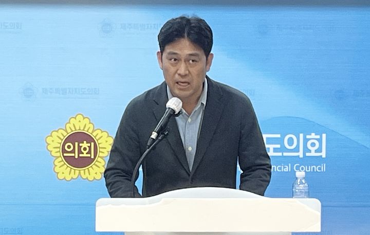 [제주=뉴시스] 이명수 전 국민의힘 제주도당 사무처장이 1일 오후 제주도의회 도민카페에서 기자회견을 열고 발언하고 있다. 2026.04.01. 0jeoni@newsis.com *재판매 및 DB 금지