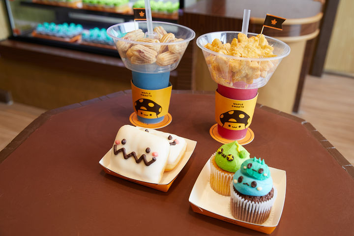 [서울=뉴시스] 롯데월드 '메이플 아일랜드'에는 메이플스토리 식음료와 굿즈가 준비돼 있다. 예티, 슬라임, 돌의 정령을 본따 만든 도넛과 컵케이크부터 핑크빈 와플, 메이플 단풍잎 감자와 슬러시 등 다양한 메뉴가 있다. (사진=넥슨 제공) *재판매 및 DB 금지