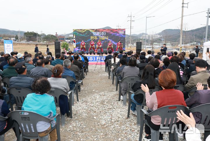 [완주=뉴시스] 1일 완주테크노밸리 제2일반산업단지에서 열린 물류기업 로젠㈜ 물류터미널 건립 기공식 현장 모습. 2026.04.01 (사진= 완주군 제공) *재판매 및 DB 금지