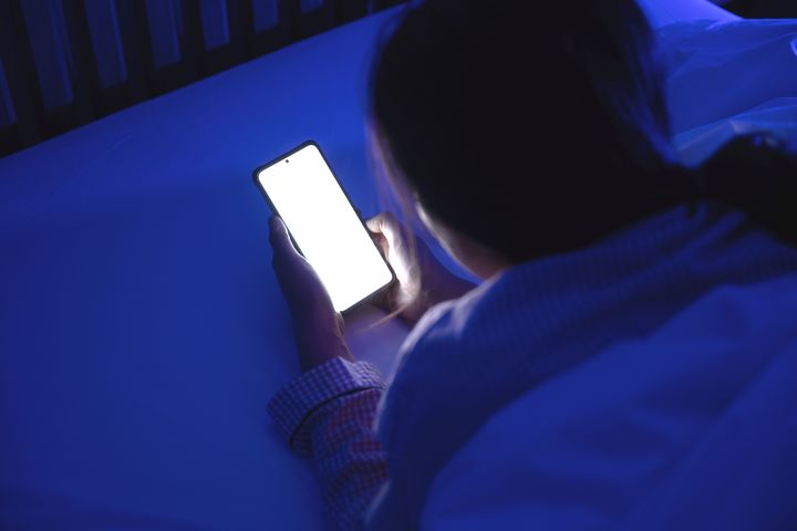 [서울=뉴시스] 취침 전 스마트폰을 사용하는 모습. 전문가들은 잘못된 수면 습관이 심장 건강에 악영향을 미칠 수 있다고 설명한다. (사진=유토이미지) 2026.04.01. *재판매 및 DB 금지