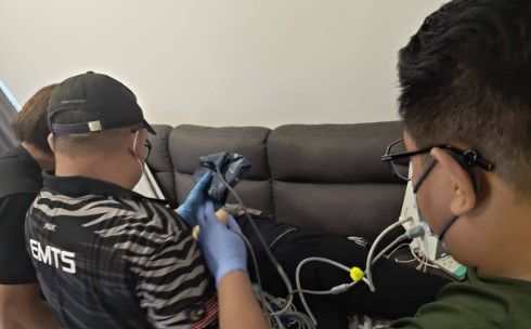 [서울=뉴시스] 말레이시아의 한 콘도에서 경비원이 약 45분간 응급 구조대 출입을 지연시켜 50대 여성이 사망했다는 의혹이 제기됐다. (사진=쿠안치헝 페이스북 캡처) *재판매 및 DB 금지