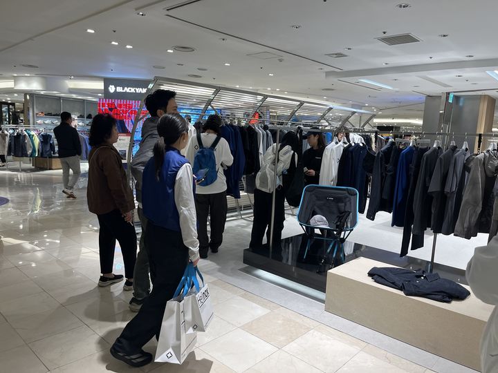 [서울=뉴시스] 잠실점 6층에 국내 최초로 오픈한 '헬리녹스 웨어' 매장에 몰린 고객들의 모습.(사진=롯데백화점 제공) *재판매 및 DB 금지