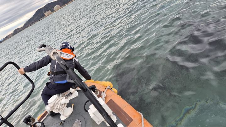 [여수=뉴시스] 해경 광양파출소 연안구조정이 해양오염원을 조사하고 있다. (사진=여수해경 제공) 2026.04.01. photo@newsis.com *재판매 및 DB 금지