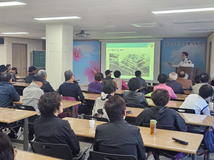 [광주=뉴시스] 광주시 자치경찰위원회와 광주 서부경찰서가 광주 서구 화정동 보훈복지회관에 방문해 상기군경회 고령자들을 대상으로 고령자 교통사고 예방을 위한 '교통안전교육'을 진행하고 있다. (사진=서부경찰서 제공) 2026.04.01. photo@newsis.com *재판매 및 DB 금지