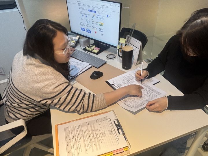 [부산=뉴시스] 신청대행서비스 운영사진. (사진=부산문화재단 제공) 2026.04.01. photo@newsis.com *재판매 및 DB 금지