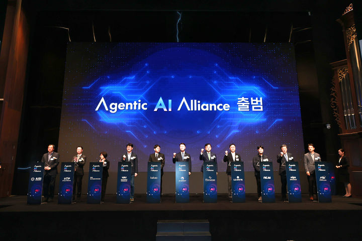 [서울=뉴시스] 과기정통부는 1일 오후 서울 엘타워에서 개최된 '에이전틱 AI 얼라이언스 출범식'을 개최했다고 밝혔다. 사진은 참여 기업·기관들이 기념 촬영하는 모습. 2026.04.01. photo@newsis.com *재판매 및 DB 금지