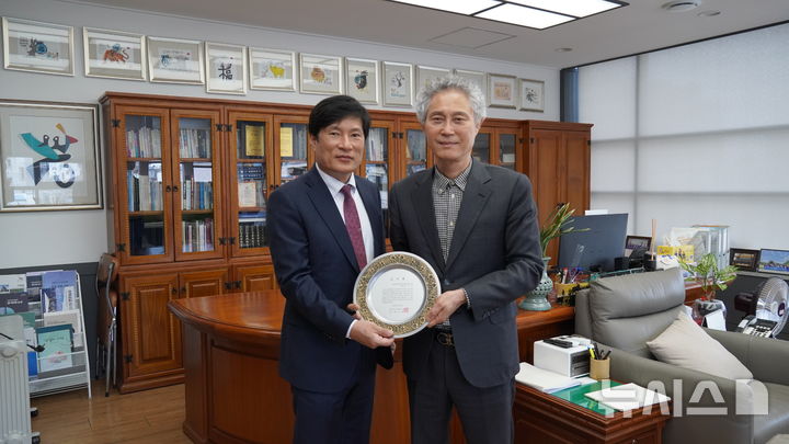 [광주=뉴시스]광주상의, '건설업계 권익 보호' 정기섭 회장에 감사패