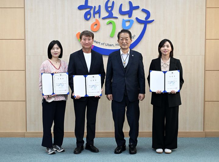 [울산=뉴시스] 서동욱 울산 남구청장이 1일 구청장실에서 올해 울산고래축제 이덕근 총감독(왼쪽 두번째)과 조감독들에게 임명장을 수여한 뒤 기념촬영을 하고 있다. (사진=울산 남구 제공) 2026.04.01. photo@newsis.com *재판매 및 DB 금지