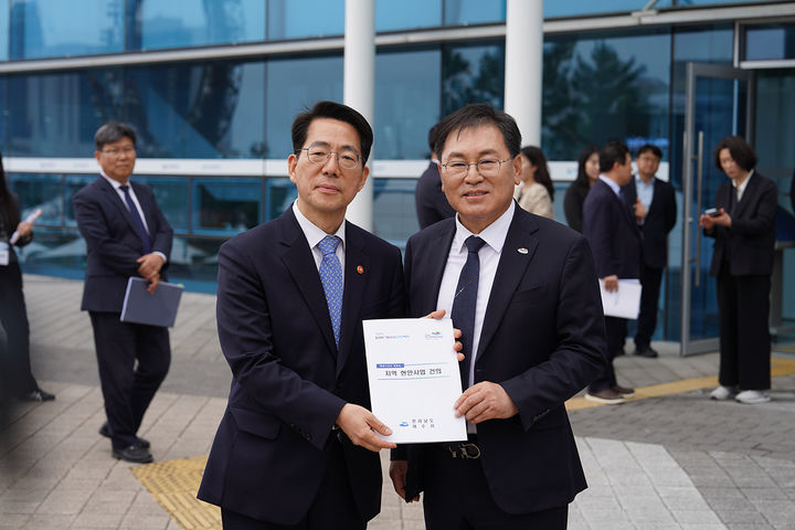 [여수=뉴시스] 정현구(오른쪽) 여수시장 권한대행이 1일 여수박람회장에서 열린 수산인의날 기념식에 참석한 해수부장관에게 현안을 건의하고 있다. (사진=여수시 제공) 2026.04.01. photo@newsis.com *재판매 및 DB 금지