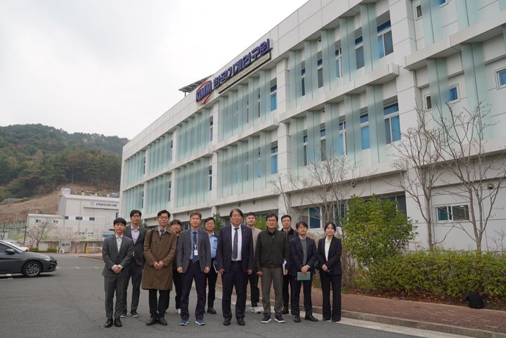 [세종=뉴시스] 한국에너지기술평가원은 소형 모듈 원자로(SMR) 제조 분야의 선제적 경쟁력 확보를 위해 연구 현장을 방문하고, 권역별 제작지원센터 연구책임자들과 실무 간담회를 열었다고 1일 밝혔다. (사진=에기평 제공) 2026.04.01. photo@newsis.com *재판매 및 DB 금지