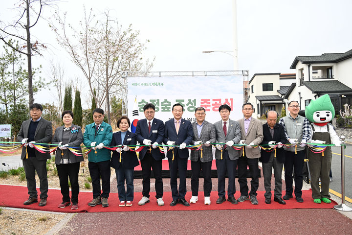 [울산=뉴시스] 울산 북구는 송정동 송정택지지구 완충녹지에 '송정숲' 조성을 완료하고 1일 준공식을 열었다. (사진=북구 제공) 2-26.04.01. photo@newsis.com *재판매 및 DB 금지