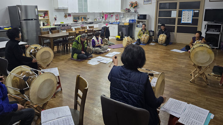 [서산=뉴시스] 지난 2월 서산시 내 한 경로당에서 어르신들이 경로당 활성화 프로그램 중 하나인 풍물놀이 프로그램에 참여하고 있다. (사진=서산시 제공) 2026.04.01. photo@newsis.com *재판매 및 DB 금지