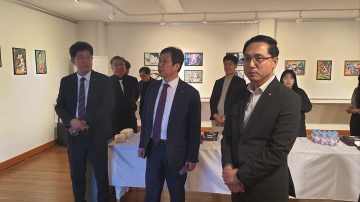 [대전=뉴시스] 한국폴리텍Ⅳ대학 대전캠퍼스 '효평마루 꿈드림 예술창작놀이터' 를 둘러보는 모습. (사진=대전캠퍼스 제공) 2026.04.01. photo@newsis.com *재판매 및 DB 금지