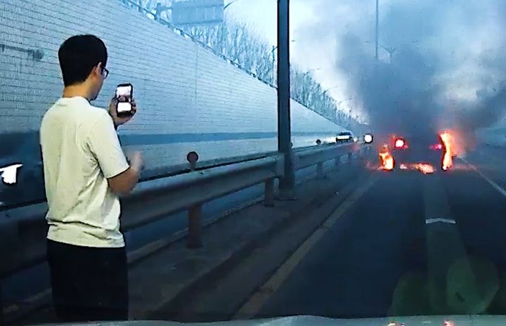 [과천=뉴시스] 지난 3월19일 오후 6시35분께 양선호 수원팔달경찰서 지만파출소 경장이 과천시 남태령지하차도 진출로에서 불이 난 차량 상황을 112에 공유하고 있다. (사진=경기남부경찰청 제공) 2026.4.2. photo@newsis.com *재판매 및 DB 금지