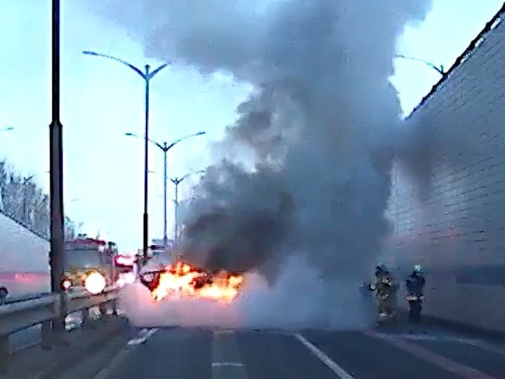 [과천=뉴시스] 지난 3월19일 오후 6시35분께 과천시 남태령지하차도 진출로에서 화재가 발생한 차량에 대해 소방당국이 진화 작업을 벌이고 있다. (사진=경기남부경찰청 제공) 2026.4.2. photo@newsis.com *재판매 및 DB 금지