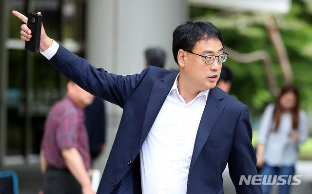 [서울=뉴시스] 변희재 미디어워치 대표 고문이 지난 2019년 6월 27일 오전 서울 서초구 서울중앙지방법원에서 '태블릿PC 조작설'과 관련 항소심 2차 공판에 출석하기 위해 법정으로 향하고 있다. 2019.06.27. scchoo@newsis.com *재판매 및 DB 금지