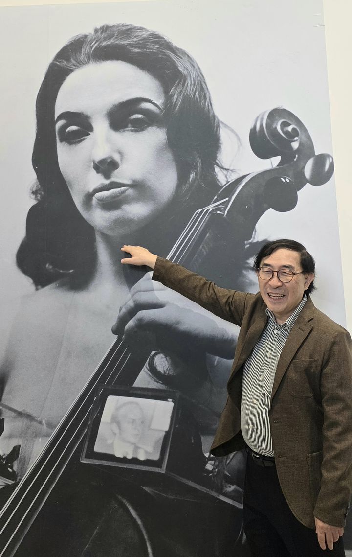 [사진=박현주 미술전문기자]1일 백남준 조카인 하쿠타 백 켄이 첼리스트 샬롯무어만에 'TV브라' 착용을 도왔다는 에피소드를 전하며 환하게 웃고 있다. 2026.04.01. hyun2newsis.com *재판매 및 DB 금지