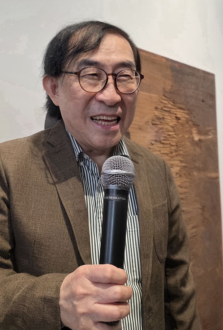 [사진=박현주 미술전문기자]백남준 조카 하쿠다 백 켄이 환하게 웃으며 인터뷰를 하고 있다. *재판매 및 DB 금지