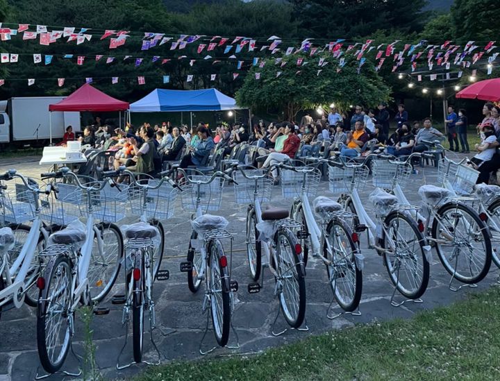 [밀양=뉴시스] 밀양이주여성가족복지관 대표 사업인 밀양에서 살자 프로젝트에서 근로자의 출퇴근을 위한 자전거를 기부하고 있다. (사진= 복지관 제공) 2026.04.02. photo@newsis.com *재판매 및 DB 금지