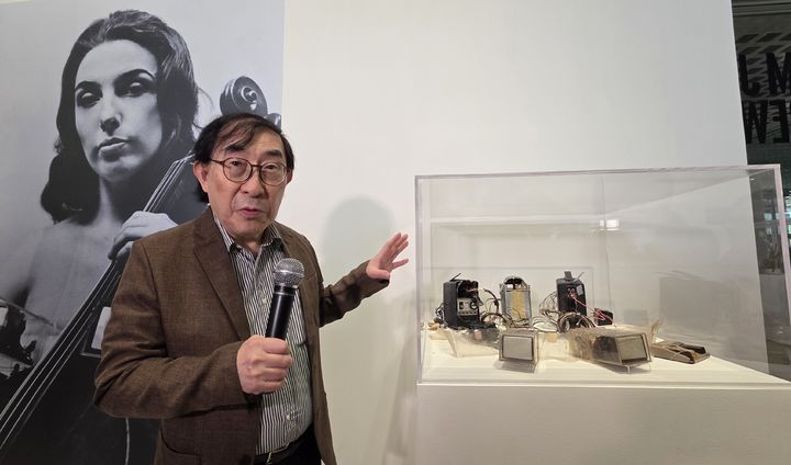 [사진=박현주 미술전문기자] 하쿠다 켄이 백남준의 1969년 작 'TV브라'를 소개하고 있다. 퍼포먼스 이후 켄이 가지고 있던 작품으로 한국에서 최초 공개다. *재판매 및 DB 금지