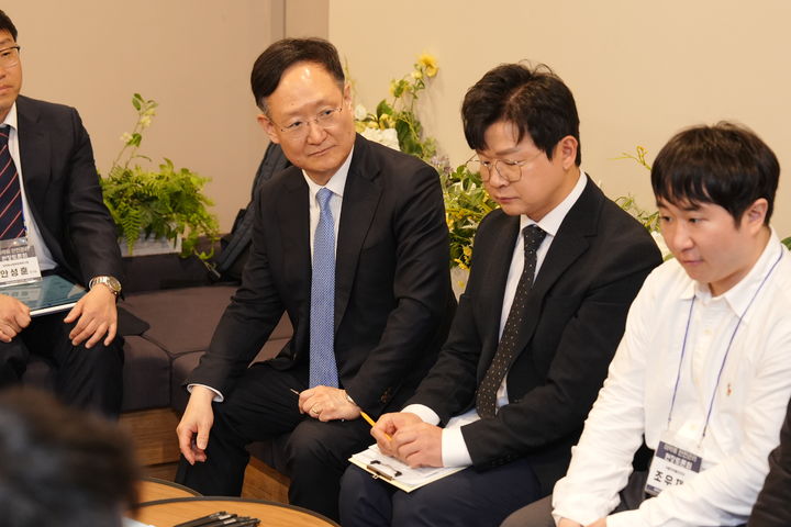 [서울=뉴시스]김영수 국무조정실 국무1차장은 1일 서울 중구 커뮤니티하우스 마실에서 열린 '마약류 안전관리 현장토론회'에 참석해 일선 실무자들의 목소리를 청취했다. (사진=총리실 제공) photo@newsis.com *재판매 및 DB 금지