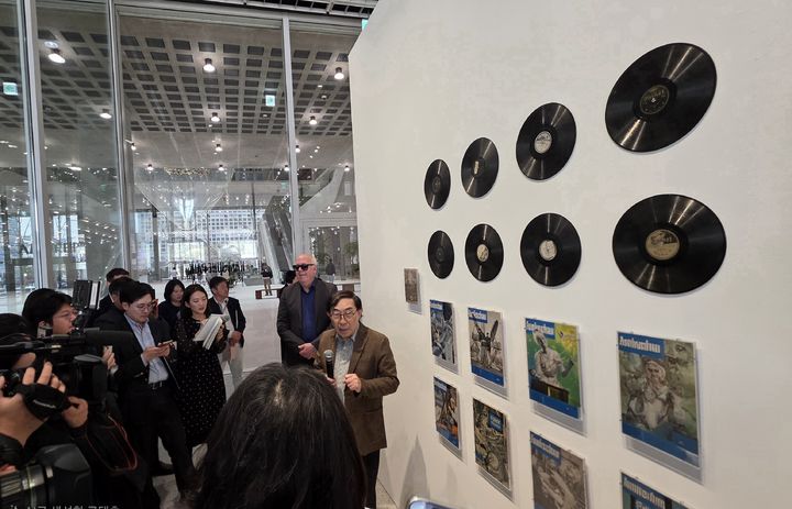 초기작 ‘미디어 샌드위치’를 하쿠다 켄이 설명하고 있다. *재판매 및 DB 금지