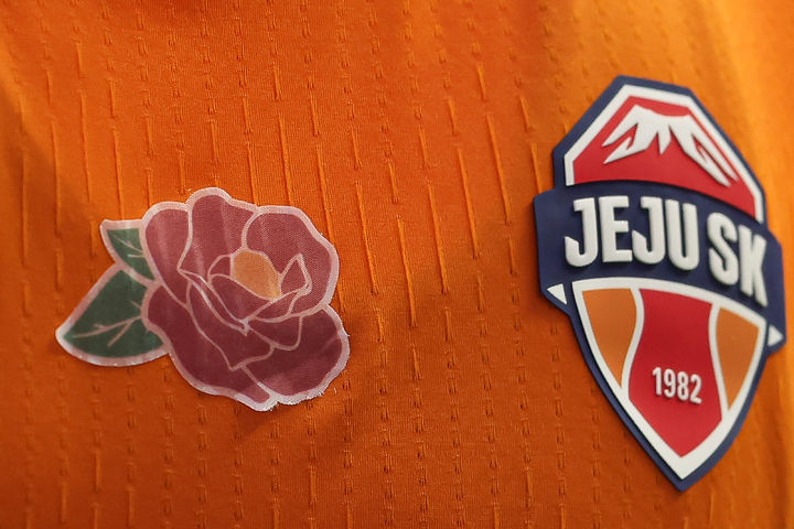 [서울=뉴시스] 프로축구 K리그1 제주SK 엠블럼 옆에 부착된 동백꽃 패치. (사진=제주 SK 제공) 2026.04.01. photo@newsis.com *재판매 및 DB 금지