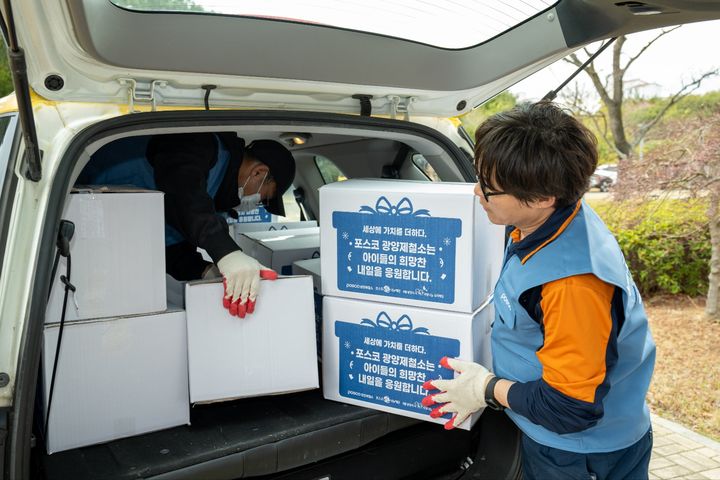 [광양=뉴시스] 광양제철소 직원이 지역아동에게 줄 희망키트를 차량에 싣고 있다. (사진=광양제철 제공) 2026.04.01. photo@newsis.com *재판매 및 DB 금지
