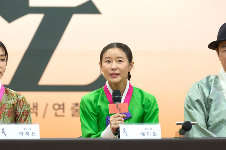 [서울=뉴시스] 1일 서울 강북구 성신여대 미아운정그린캠퍼스 마루연습실에서 열린 연극 '홍도' 기자간담회에서 배우 예지원이 발언하고 있다. (사진=옐로우밤 제공) 2026.04.01. photo@newsis.com *재판매 및 DB 금지